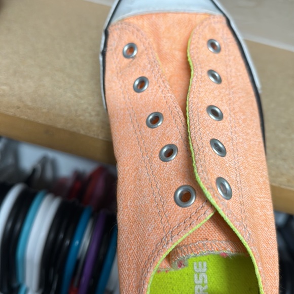 Ones missing shoe lace - Picture 2 of 3